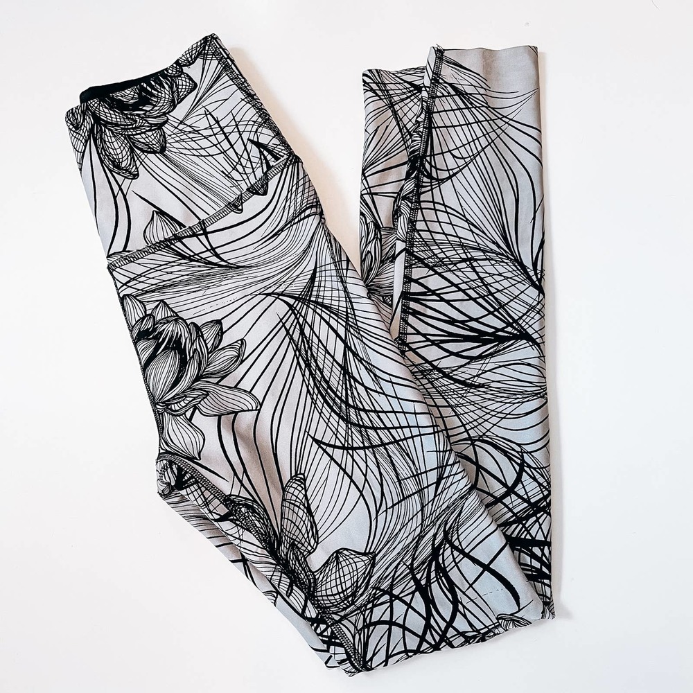 Beyond Yoga Digital Lotus Floral Printed High Rise Reversible Leggings Small